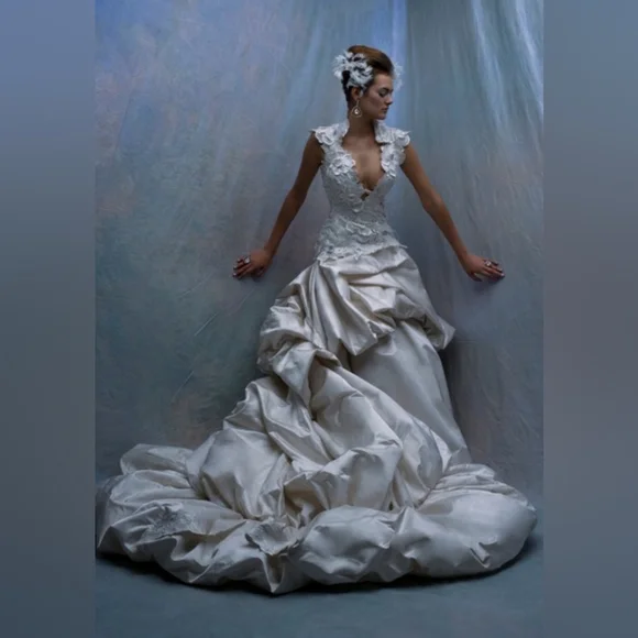 St Pucchi 9264 Wedding Gown with Detachable Train